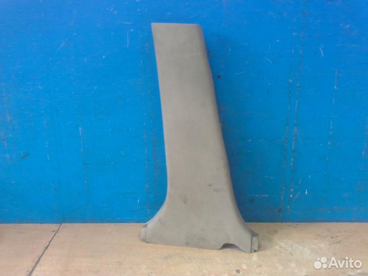 Обшивка средней стойки левая Toyota Avensis II 200