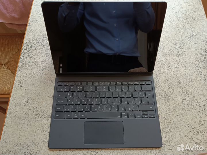 Samsung Galaxy Tab S9 FE с чехлом- клавиатурой