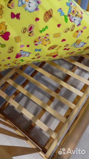 Детская кроватка с маятником