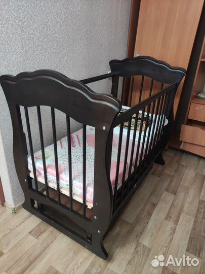 Детская кроватка с маятником и ящиком