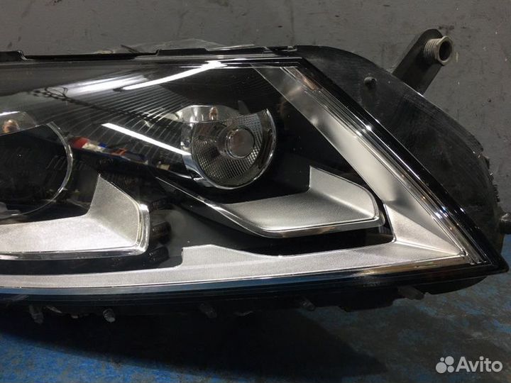 Фара ксенон правая Volkswagen Passat B7