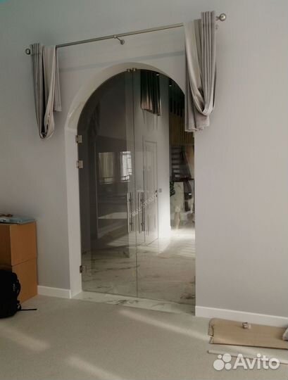 Стеклянная дверь по индивидуальным размерам