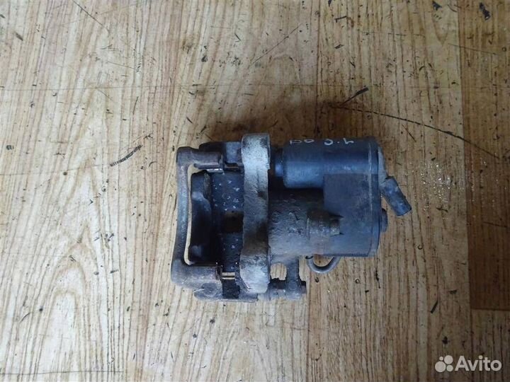 Суппорт задний левый Volkswagen Passat B6 2005