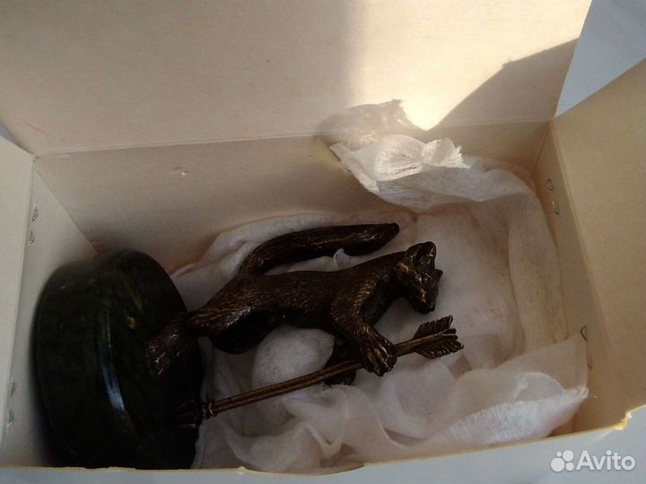 Бронзовая статуэтка, подставка из змеевика Соболь