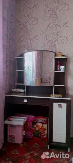 Туалетный столик с откидным зеркалом