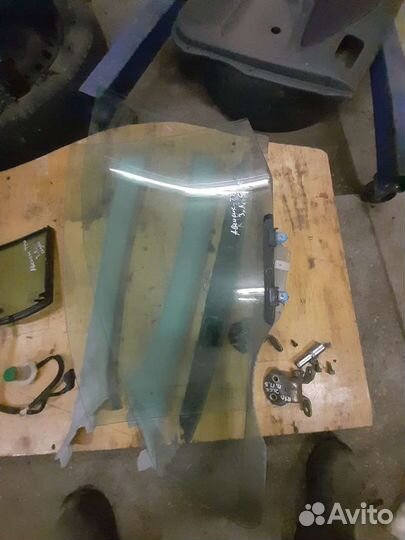 Стекло двери Toyota Avensis 2000