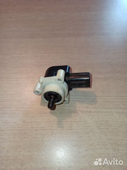 Датчик высоты дорожного просвета Toyota Avalon