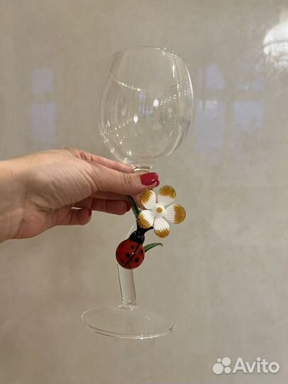 Бокал с божьей коровкой