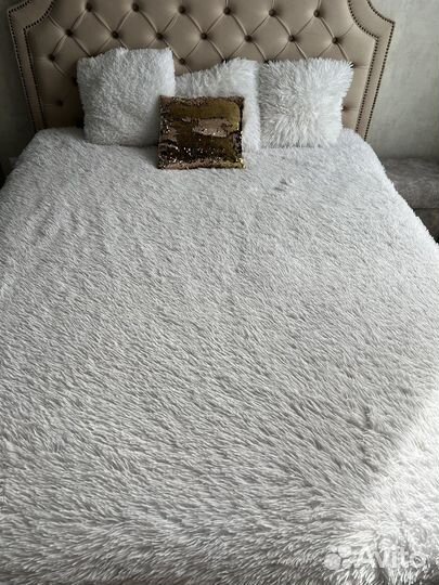 Белый пушистый плед и подушки