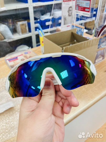 Спортивные солнцезащитные очки белые