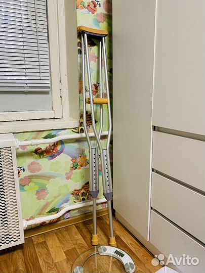 Поодам костыли