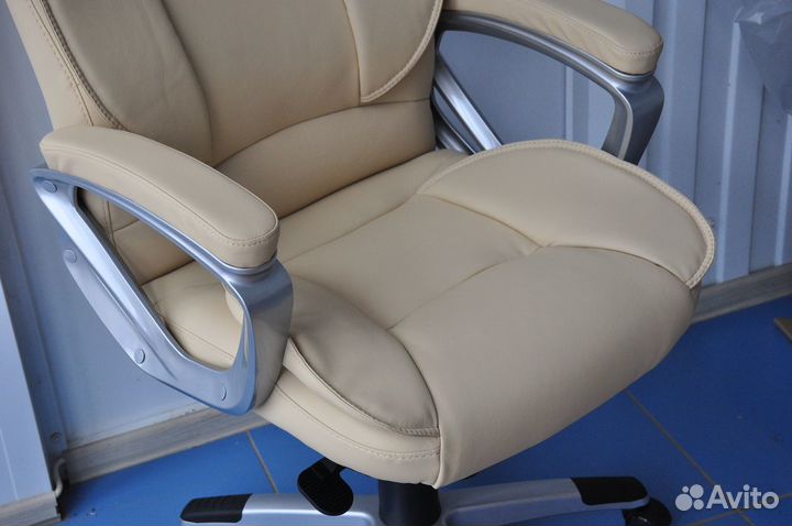 Офисное кресло 