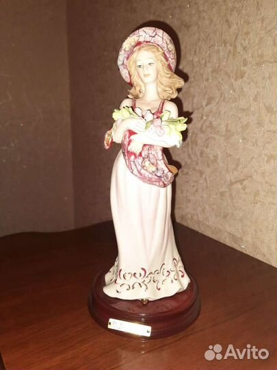 Фарфоровая статуэтка