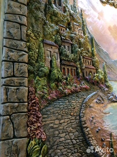 Барельеф картины на стене