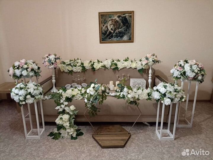 Цветы на стол молодоженов, стойки с цветами