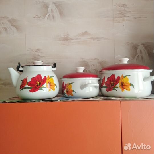 Набор эмалированных кастрюль с чайником