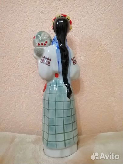 Штоф - статуэтка Украинка с калиной