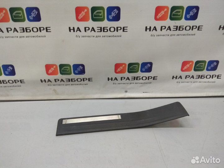 Накладка на порог внутренняя задняя правая Nissan