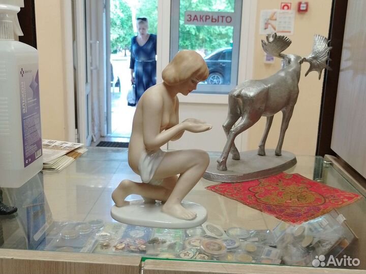 Фарфоровые статуэтки германия Девушка у ручья ню