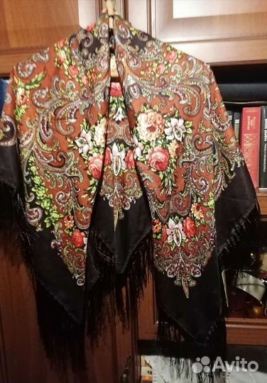 Платок с кистями новый