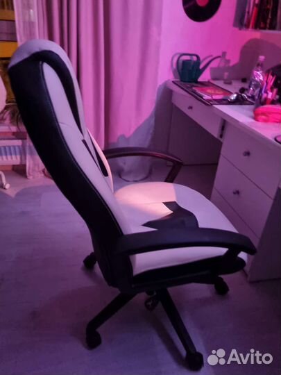 Компьютерное кресло белое