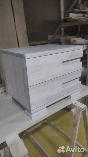 Мебель из массива прикроватная тумбочка