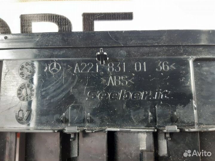 Решетка вентиляционная задняя левая Mercedes-Benz