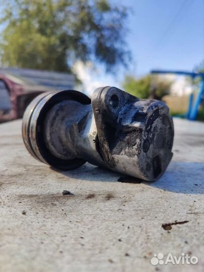 Натяжитель ремня генератора Opel Omega b