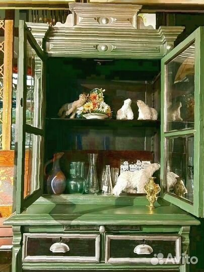 Буфет антикварный зеленого цвета