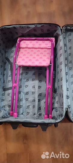 Чемодан и детский стульчик