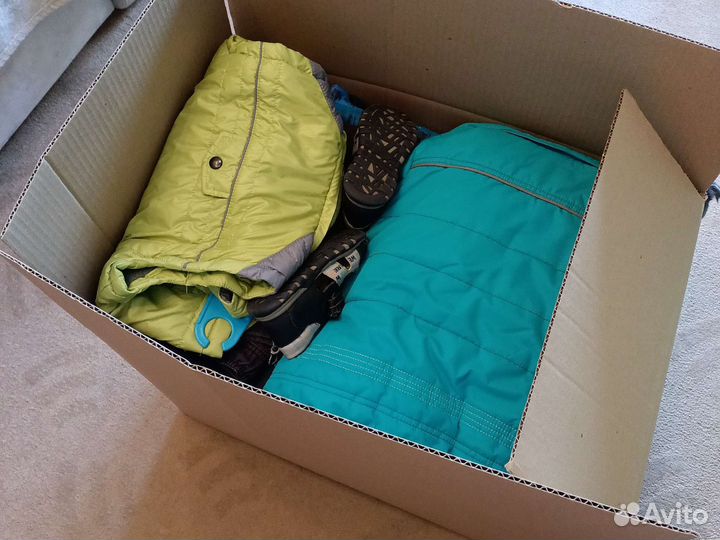 Коробка детских вещей