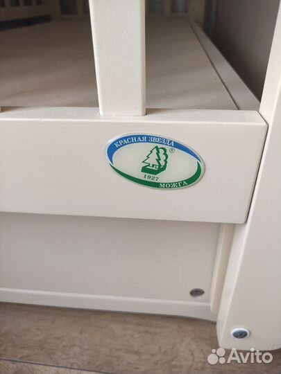 Детская кроватка с маятником