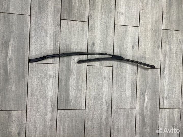 Поводок стеклоочистителя правый Ауди А8 Д2