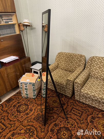 Напольное зеркало в черной раме 16040 см