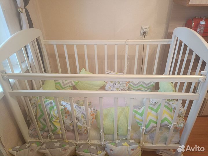 Детская кроватка с маятником белая