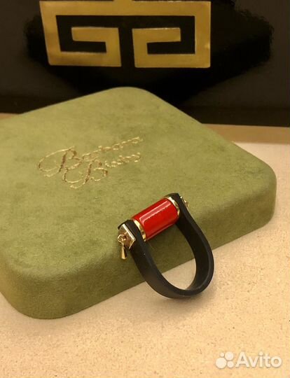 Кольцо с прессованным кораллом золотой гематит