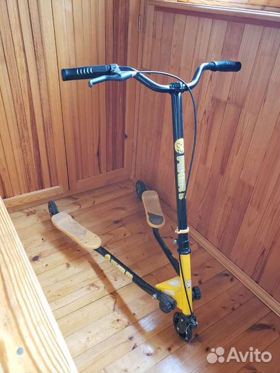 Самокат трехколесный