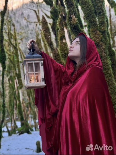 Красная накидка с капюшоном
