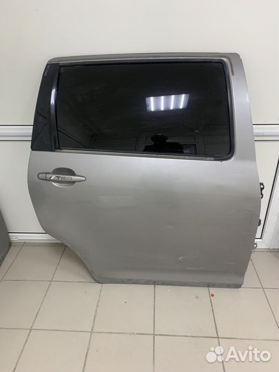 Дверь правая задняя Toyota wish