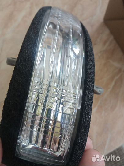 Повторитель поворота в зеркало Toyota Prada