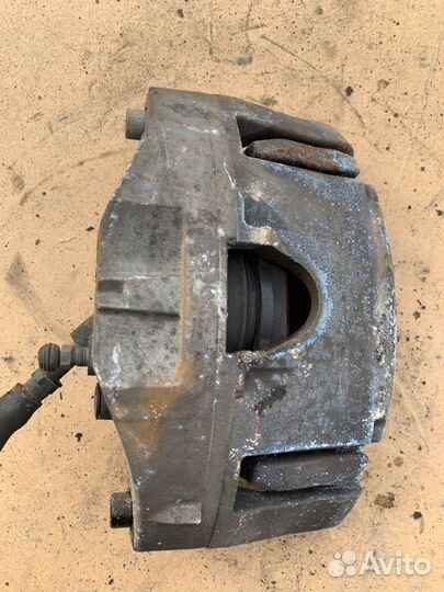 Суппорт передний правый Volvo Xc 90