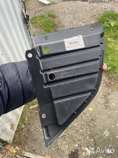 Пыльник двигателя на mitsubishi lancer 9