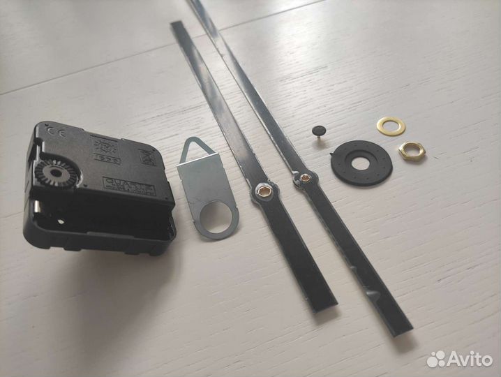 Часовой механизм и стрелки