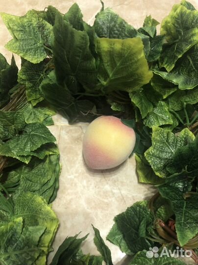 Искусственная зелень с фруктами