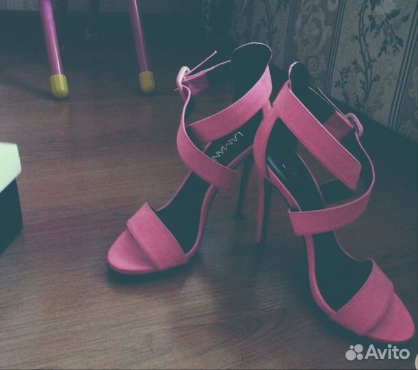Очень красивые босоножки Новые