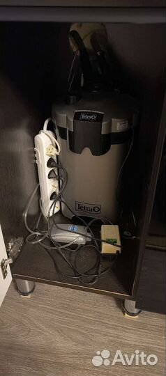 Аквариум с рыбками и тумбой