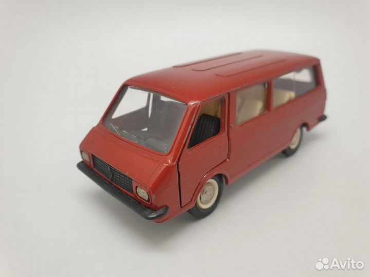 Раф 2203 А-18 красный цвет