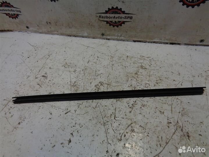 Уплотнитель стекла VW Polo Sedan