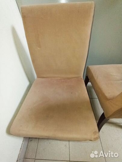 Мягкие деревянные стулья со спинкой