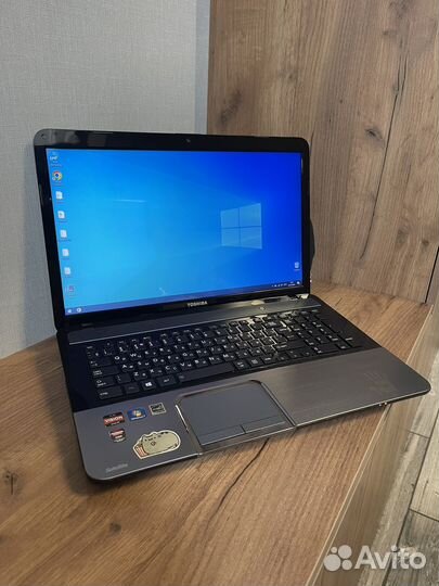 Большой ноутбук Toshiba 17.3